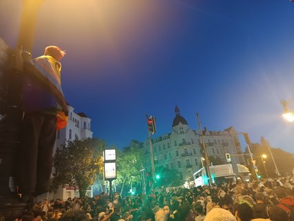 Am Südstern ist auch um 21.15 noch alles voller Menschen. Es läuft Musik, ein Feuerwerkskörper wird gezündet.
