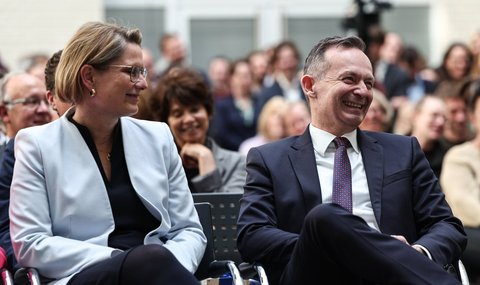 Stefanie Hubig (SPD), Bundesministerin der Justiz und für Verbraucherschutz, und Volker Wissing, ihr Vorgänger bei der Amtsübergabe des Ministeriums. 