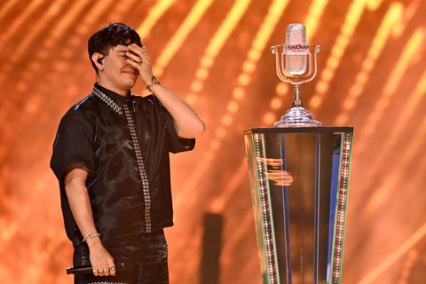 Ungläubig: JJ vor dem ESC-Pokal