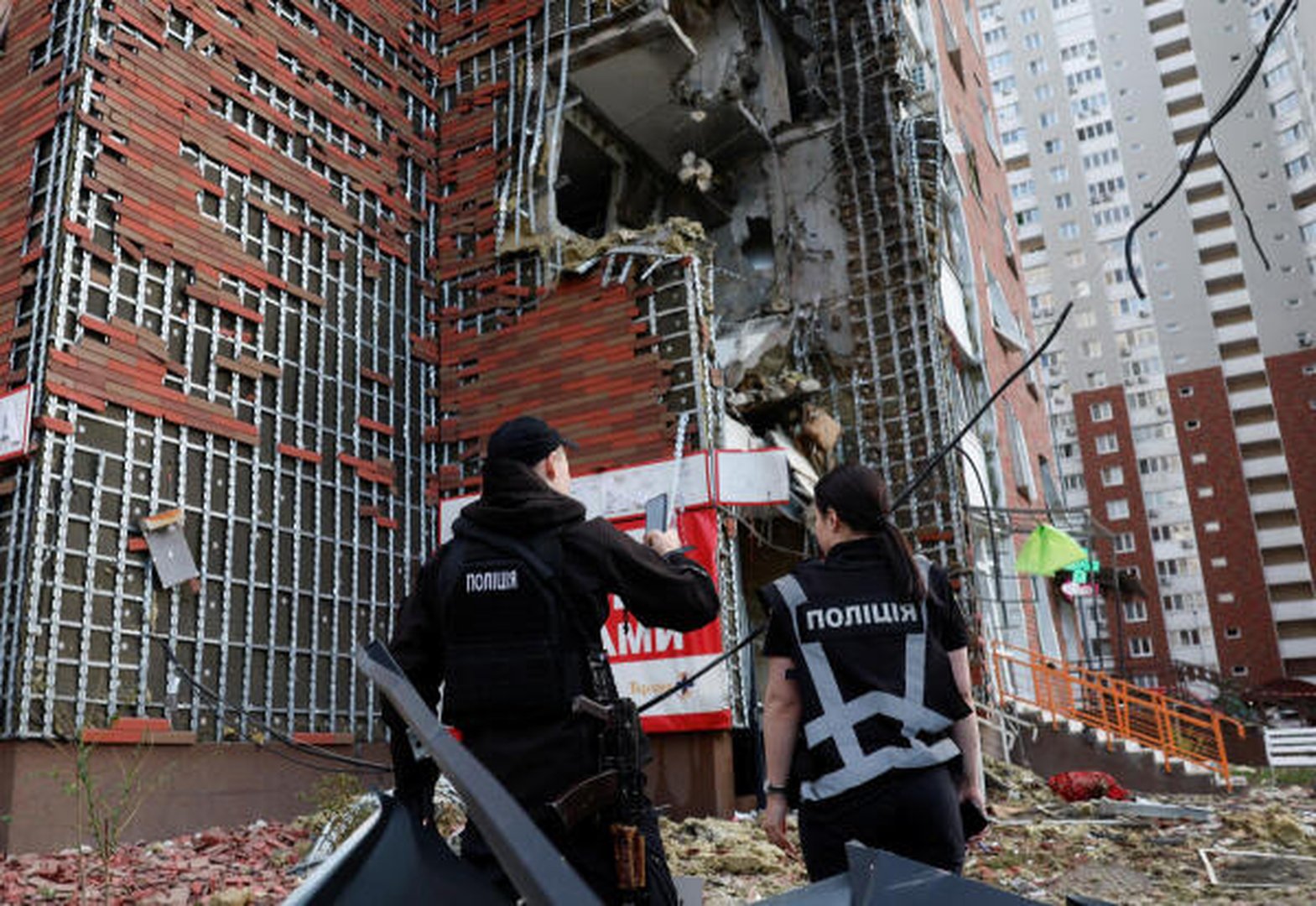 Polizeiermittler Stehen In Der N he Von Tr mmern Neben Einem polizeiermittler-stehen-in-der-n-he-von-tr-mmern-neben-einem