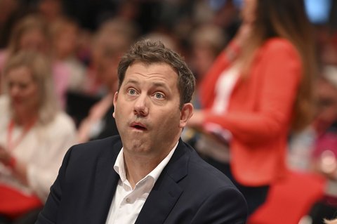 Als Lars Klingbeil von seinem gestrigen Wahlergebnis Kenntnis nimmt, spricht sein Gesichtsausdruck Bände.