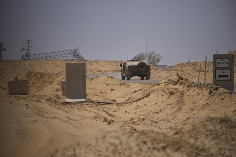 Israelisches Armeefahrzeug am 9. Juli auf dem Weg durch den „Morag-Korridor“ im südlichen Gazastreifen.