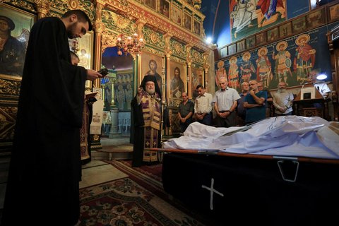 Erzbischof Alexios bei den zwei Toten, die beim israelischen Angriff auf eine Kirche in Gaza ums Leben kamen. 