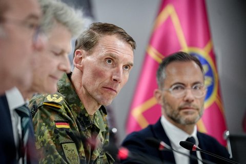 Generalmajor Christian Freuding (M) nimmt am Treffen der Verteidigungsminister von Deutschland und der Ukraine teil.