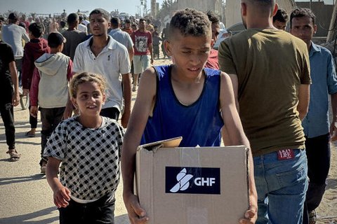 Palästinenser, die Hilfe suchen, versammeln sich in der Nähe einer Hilfsgüterverteilungsstelle der von den USA unterstützten Gaza Humanitarian Foundation (GHF) in Rafah im südlichen Gazastreifen (Symbolbild).