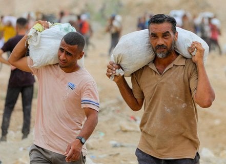 Palästinenser in der Nähe einer Verteilstelle für Hilfsgüter im Gazastreifen.