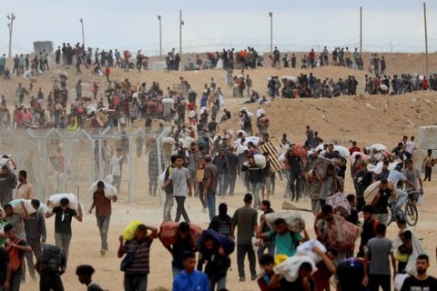 Palästinenser an einer Verteilstelle für Hilfsgüter im Gazastreifen.