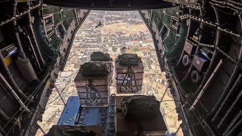 Die Bundeswehrmaschinen warfen 44 Paletten mit Hilfsgütern ab. 