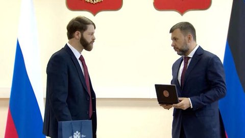 Daniel Martindale wird von Denis Pushilin in Moskau ausgezeichnet, nachdem er einen russischen Pass erhalten hat (Archivbild).
