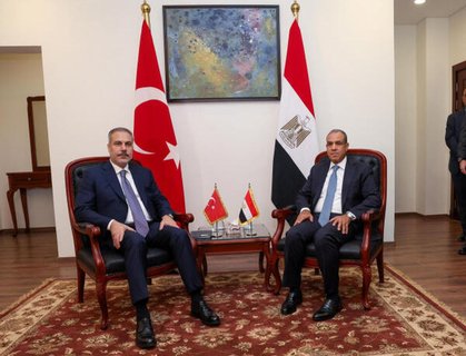Der türkische Außenminister Hakan Fidan (links) trifft sich mit seinem ägyptischen Amtskollegen Badr Abdelatty in Ägypten.