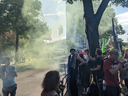 Gelber Rauch vor dem Estrel Hotel Berlin.