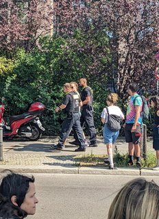 Eine Person wird von der Polizei abgeführt.