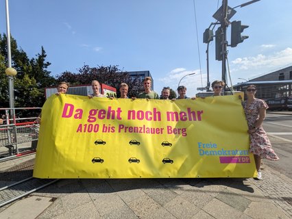 Alexey Smachtin (links im Bild) fordert mit den Jungen Liberalen den weiteren Ausbau der A100.