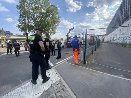 Die Zäune auf dem neuen A100-Abschnitt werden abgebaut.