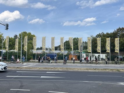Gebanntes Warten auf der anderen Straßenseite des A100-Abschnitts.
