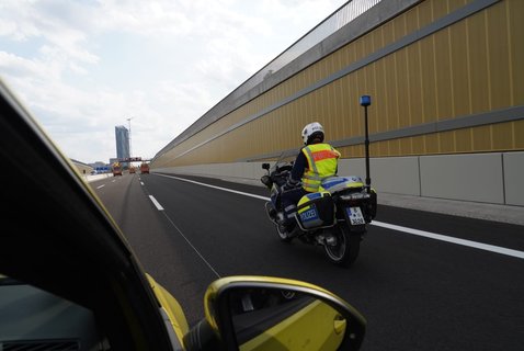 Lenz Schäfer und André Wunstorf fahren über die neue Autobahn.