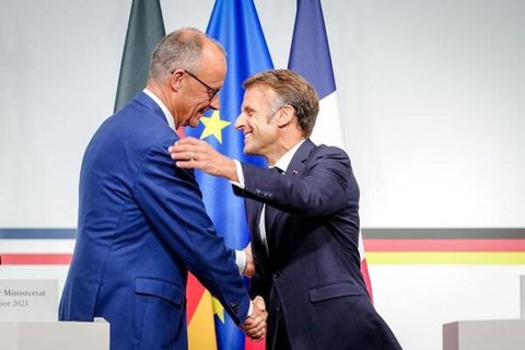 Bundeskanzler Friedrich Merz (CDU) und Frankreichs Präsident Emmanuel Macron umarmen sich beim deutsch-französischen Regierungstreffen zur Wirtschafts- und Sicherheitspolitik nach der Pressekonferenz. 
