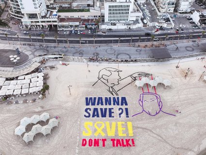 Luftaufnahme einer Trump-kritischen Installation am Strand von Tel Aviv.