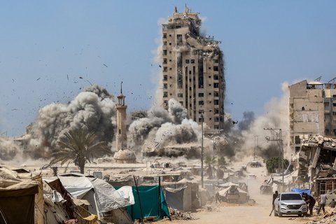 Rauchwolken steigen während israelischer Angriffe auf den Mushtaha-Turm in Gaza-Stadt auf.