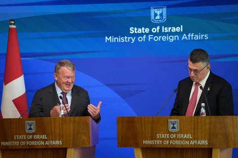 Dänemarks Außenminister Løkke mit Israels Außenminister Sa'ar bei einer Pressekonferenz.