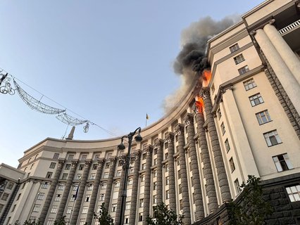 Brand im Gebäude der ukrainischen Regierung in Kiew nach einem nächtlichen Angriff.