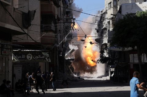 Einschlag eines israelischen Geschosses in Gaza-Stadt.