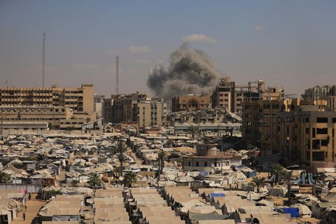 Palästinensisches Zeltlager nahe dem angegriffenen al-Ruya-Gebäude in Gaza-Stadt.