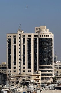 Israelische Rakete vor dem Einschlag im al-Ruya-Gebäude in Gaza-Stadt.