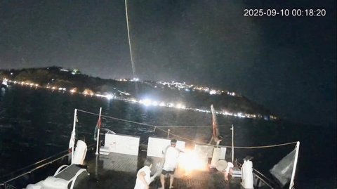 Dieses Bild soll einen Brand auf einem Schiff der Global Sumud Flotilla zeigen.
