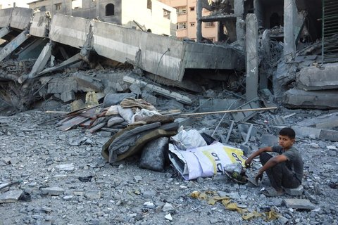 Palästinensischer Junge in den Trümmern einer Schule in Gaza-Stadt.