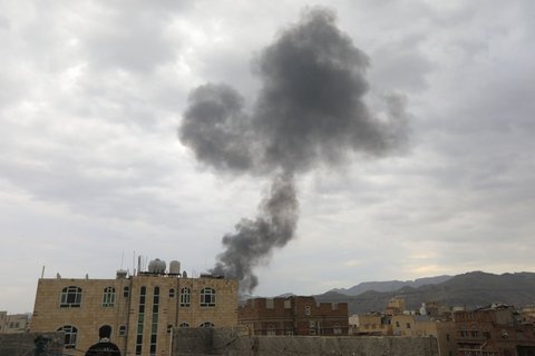 Rauchwolken nach israelischen Angriffen auf die von den Huthis kontrollierte Hauptstadt Sanaa im Jemen.