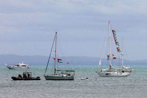 Teile der Global Sumud Flotilla vor dem tunesischen Sidi Bou Said.