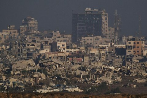 Blick vom Süden Israels aus gesehen auf zerstörte Gebäude im Gazastreifen.