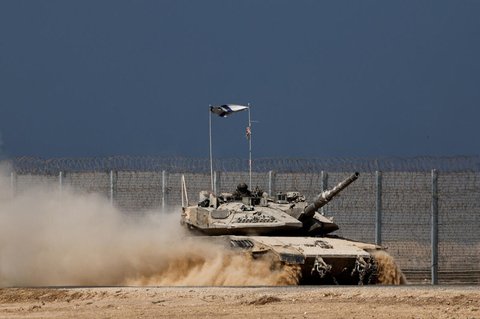 Ein israelischer Panzer manövriert an der Grenze zum Gazastreifen.