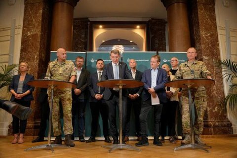 Troels Lund Poulsen (Mitte), Dänemarks Verteidigungsminister, General Michael Hyldgaard (links), Generalleutnant Per Pugholm (rechts), und die Vertragsparteien halten im Verteidigungsministerium eine gemeinsame Pressekonferenz über die Anschaffung bodengestützter Luftabwehrsysteme ab.