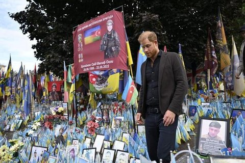Der britische Prinz Harry, Herzog von Sussex, besucht auf dem Unabhängigkeitsplatz in Kiew die Gedenkstätte für die Gefallenen des Krieges mit Russland.