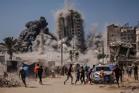 Palästinenser suchen während eines israelischen Luftangriffs auf ein Hochhaus im Gaza Schutz, nachdem die israelische Armee zuvor eine Warnung herausgegeben hatte.