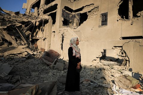 Palästinenserin in den Trümmern eines ehemaligen Wohnhauses in Gaza-Stadt.