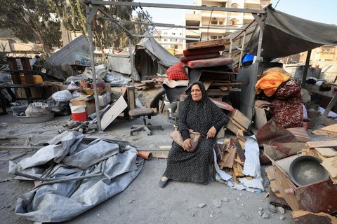 Palästinenserin in einem provisorischen Zeltlager in Gaza-Stadt.