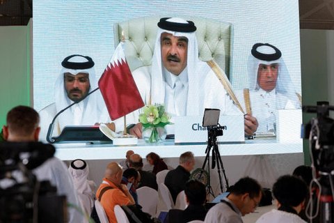 Journalisten verfolgen auf einem Bildschirm im Medienzentrum die Rede von Scheich Tamim bin Hamad Al Thani, dem Emir von Katar, während der Eröffnung des arabisch-islamischen Sondergipfels.