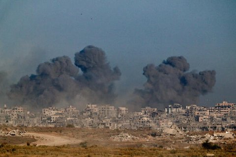 Rauch steigt nach einer Explosion aus Gaza auf, gesehen von Israel aus, 17. September 2025. 