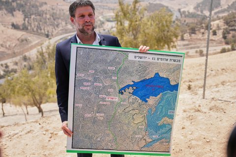 Der israelische Finanzminister mit einer Karte für ein israelisches Siedlungsprojekt im Westjordanland.