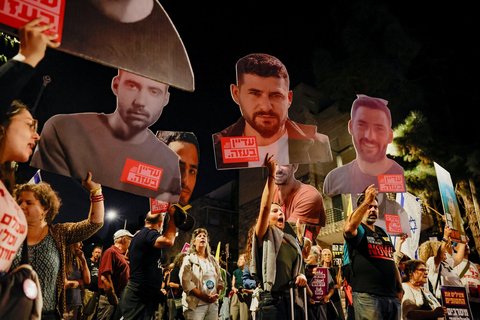 In Israel wird weiter regelmäßig für die Freilassung der Geiseln protestiert – und gegen die Politik Netanjahus.