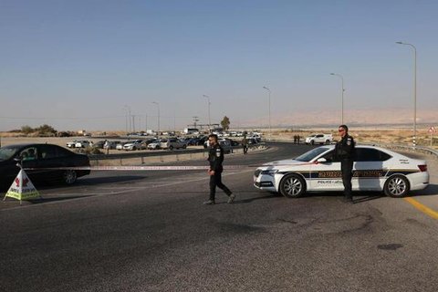 Israelische Sicherheitskräfte sperren eine Straße zur König-Hussein-Brücke (Allenby-Brücke), dem wichtigsten Grenzübergang zwischen dem von Israel besetzten Westjordanland und Jordanien.