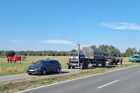 Feuerwehrleute sichern den Bereich, in dem vermutlich Teile einer Drohne heruntergefallen sind (Archivbild).