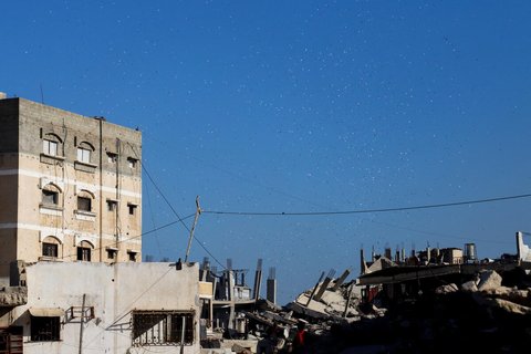 Flugblätter der israelischen Armee am Himmel von Gaza-Stadt.