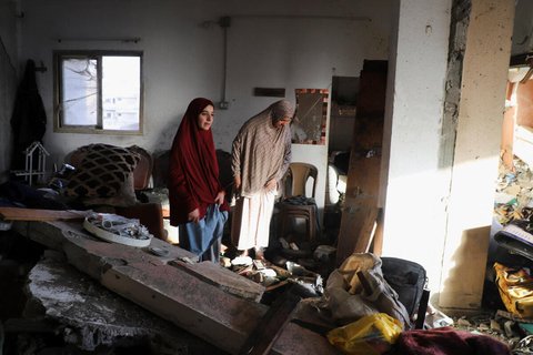 Palästinensische Familie in ihrer zerstörten Wohnung in Gaza-Stadt.