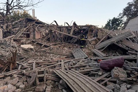 Ein Feuerwehrmann sucht in den Trümmern eines beschädigten Hauses nach dem russischen Angriff in Saporischschja.