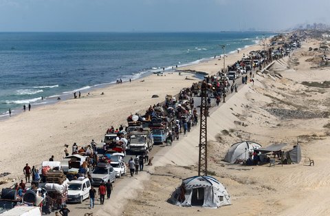 Tausende Palästinenser flüchten aus Gaza-Stadt in Richtung Süden.
