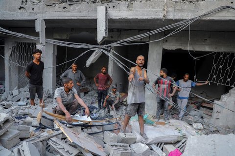 Palästinenser in den Trümmern eines Gebäudes von Gaza-Stadt.
